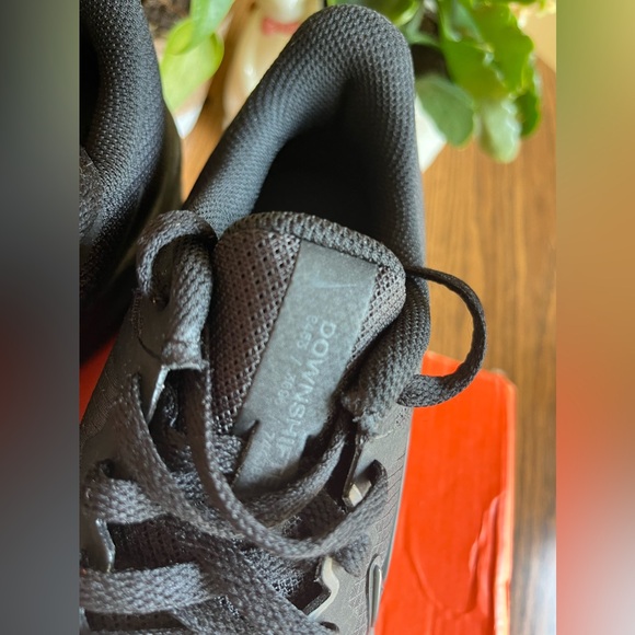 Nike Ladies Downshifter 11 Running Shoe Size 7 1/2 New in the Box! - Picture 5 of 10